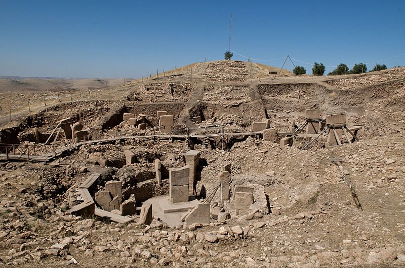 غوبكلي تبه في شانلي أورفا تاريخ يعود إلى العصر الحجري 800px Göbekli Tepe Urfa - غوبكلي تبه في شانلي أورفا تاريخ يعود إلى العصر الحجري
