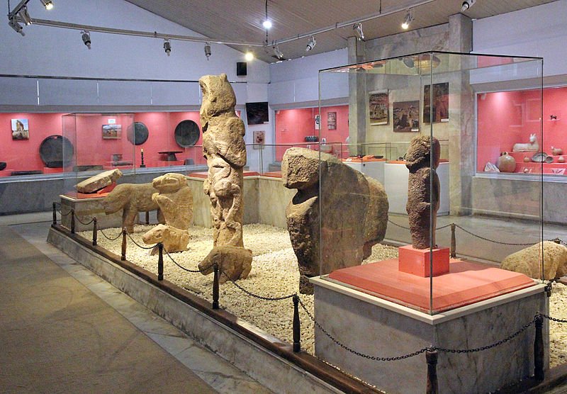 غوبكلي تبه في شانلي أورفا تاريخ يعود إلى العصر الحجري 800px UrfaMuseumGöbekli - غوبكلي تبه في شانلي أورفا تاريخ يعود إلى العصر الحجري