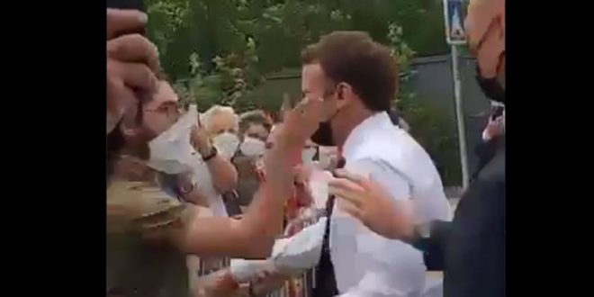 الرئيس الفرنسي “ماكرون” يتلـ.ـقى صفعة على وجهه من مواطن خلال جولة له